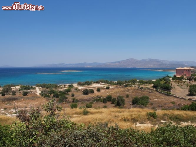 Immagine Elafonissos è un isola appena a sud del Peloponneso, che si intravede nella foto, sullo sfondo. E' famosa per la sua bella spiaggia di Simos, dalle bianche sabbie stile caraibi - © Ioannis Nousis / Shutterstock.com