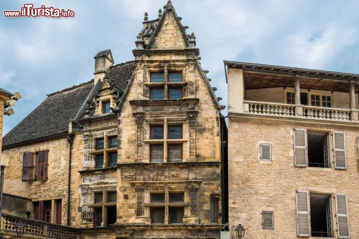 Immagine Elegante casa in pietra a Sarlat la Caneda. Il borgo dell'Aquitania è cosiderato come uno dei più suggestivi di Francia, per il caldo colore delle pietre degli edifici - © ostill / Shutterstock.com