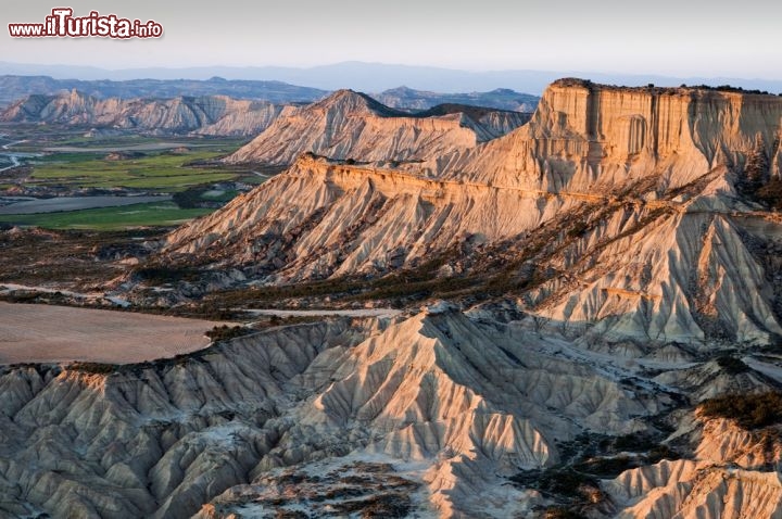 Immagine Paesaggio surreale nei dintorni di Pamplona, Spagna, dove le rocce erose dagli agenti atmosferici e dall'usura dei secoli hanno dato vita a una sorta di canyon, ancora più suggestivo alla luce rosata del tramonto - © inigo cia / Shutterstock.com