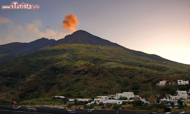 Immagine Eruzione Stromboli al tramonto, il vulcano ha delle esplosioni ogni 20-30 minuti circa, nella più classica attività stromboliana.