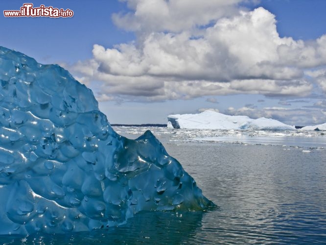 Immagine Escursione al San Rafael da Puerto Chacabuco in Cile: un iceberg di ghiaccio scolpito dal vento e dalla pioggia troneggia all'interno della laguna - © ribeiroantonio / Shutterstock.com