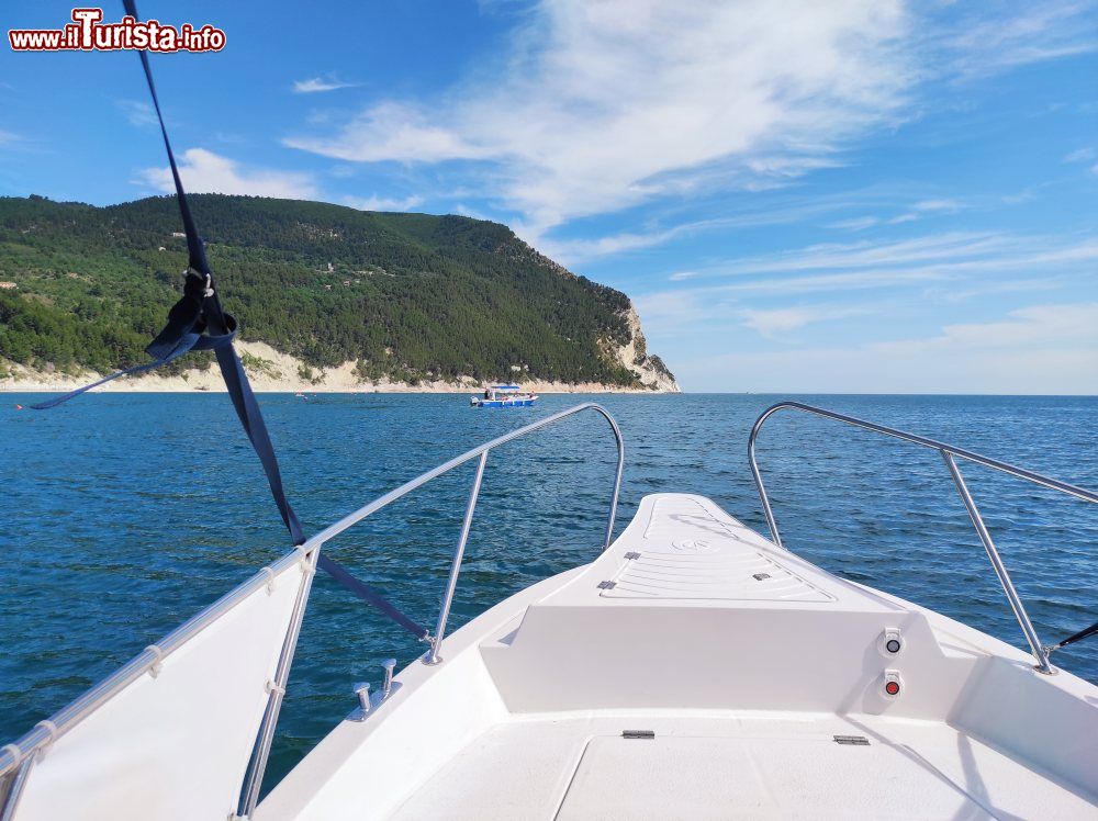 Immagine Escursione con nave al largo del promontorio del Conero nelle Marche