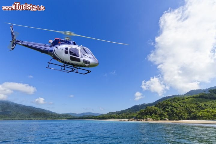 Immagine Una escursione in elicottero, uno dei classici tour da Angra dos Reis, in Brasile - © AJancso / Shutterstock.com