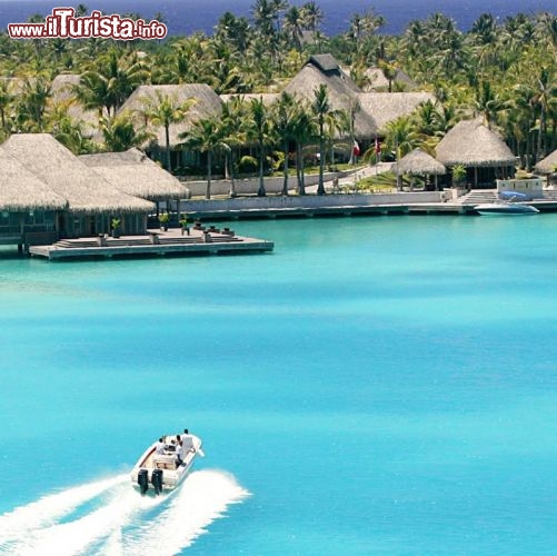 Immagine Escursione in barca nella laguna di Bora Bora. Ci troviamo nelle Isole della Società, in Polinesia Francese - cortesia www.stregisborabora.com/