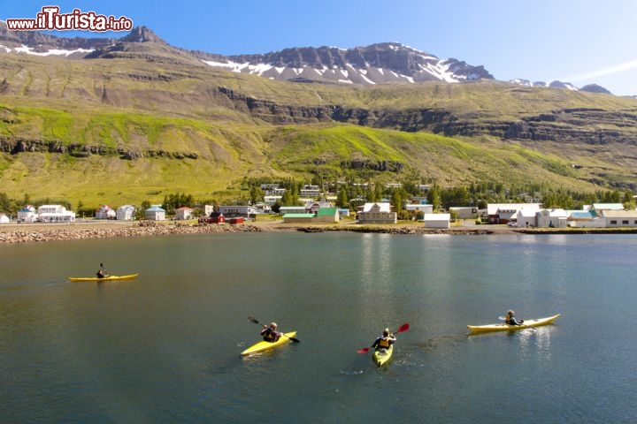 Immagine A Seydisfjordur (Islanda) è splendido noleggiare una canoa e esplorare le acque del fiordo omonimo, nell'abbraccio delle montagne - © Doin Oakenhelm / Shutterstock.com