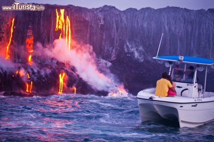 Immagine L'arcipelago delle Hawaii è formato da 8 isole principali più una miriade di altri isolotti e scogli, per la maggior parte di origine vulcanica: ecco perché il paesaggio è così speciale, e capita di assistere allo spettacolo della lava incandescente che si tuffa nell'oceano. A tal proposito le gite in barca sono perfette: nelle spiagge principali potrete noleggiarne una o partecipare a un tour organizzato - © Tor Johnson / www.hvcb.org