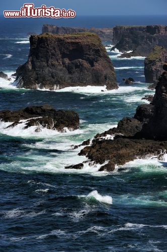 Immagine Esha Ness il mare tempestoso delle coste occidentali delle Shetland, l'arcipleago posto a nord delle Isole orcadi, nel Mare del Nord, territorio della Scozia - © AndreAnita / Shutterstock.com