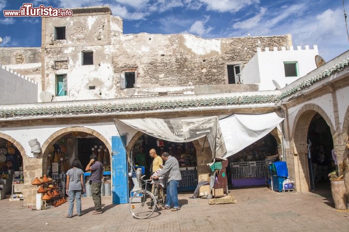 Immagine Centro storico di Essaouira, Marocco - Nelle sue botteghe si possono ammirare e acquistare splendidi prodotti di artigianato locale fra cui oggetti in legno di tuia, vestiti ricamati e tappeti. Destinazione ideale per una vacanza all'insegna di arte, storia e avventura, Essaouira vanta una delle più belle medine di tutto il nord Africa presentandosi come una tappa obbligata per chi si reca in Marocco © NOWAK LUKASZ / Shutterstock.com