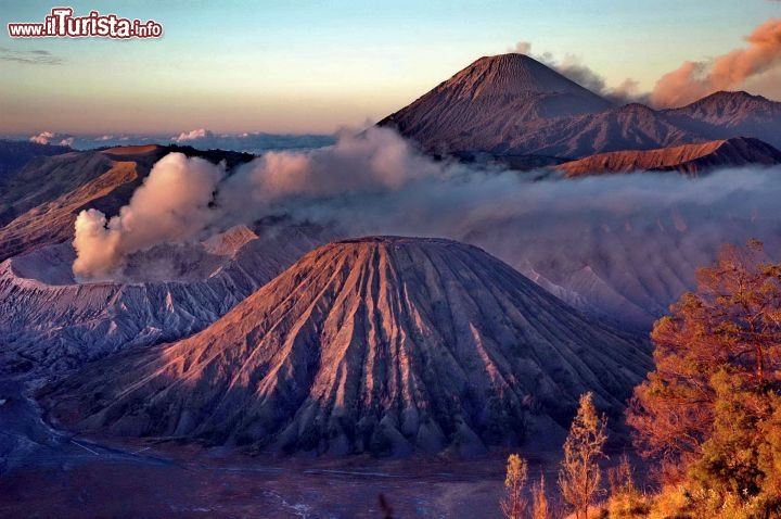 Immagine Est Giava, il Vulcano Bromo uno dei monti più spettacolari dell' Indonesia. Fotografia di Giulio Badini, i VIaggi di Murizio Levi