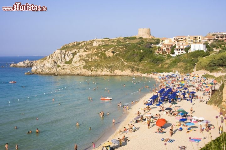 Immagine Estate sulle spiagge di Santa Teresa di Gallura, Sardegna -  Affollate di turisti e residenti, le belle spiagge che si snodano sul litorale di Santa Teresa di Gallura offrono tratti di acqua cristallina e paesaggi fra i più suggestivi del nord della Sardegna © Karin Wabro / Shutterstock.com