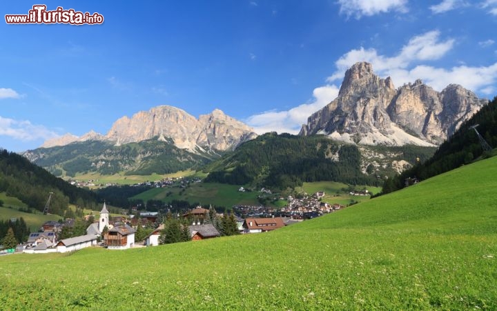 Immagine Estate a Corvara, Val Badia - Ai piedi del passo Campolongo e del passo Gardena, in Alta Badia, si trova Corvara, uno dei centri turistici più famosi del Trentino Alto Adige. La località è perfetto luogo di villeggiatura sia per sportivi che in inverno vi si recano per divertirsi sugli impianti sciistici sia per le famiglie che in estate la scelgono per rilassanti passeggiate in montagna ma anche per lo shopping nei negozi del centro © Antonio S / Shutterstock.com