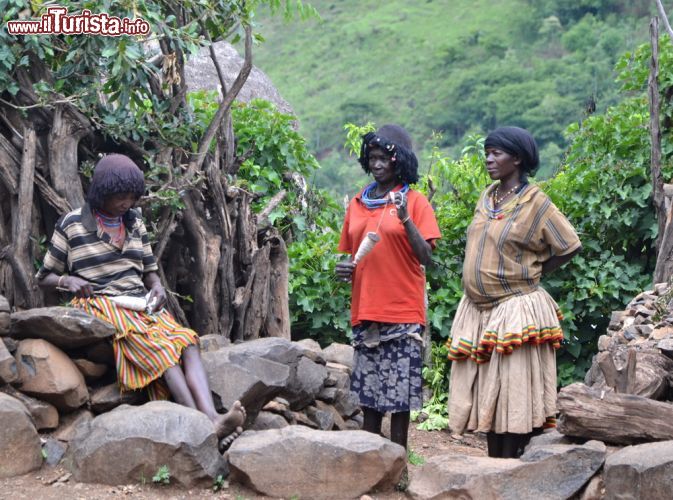 Immagine Donne di etnia Konso, Etiopia (Africa): tradizionali fazzoletti racchiudono i capelli delle donne che indossano solitamente gonne a balzo coloratissime.