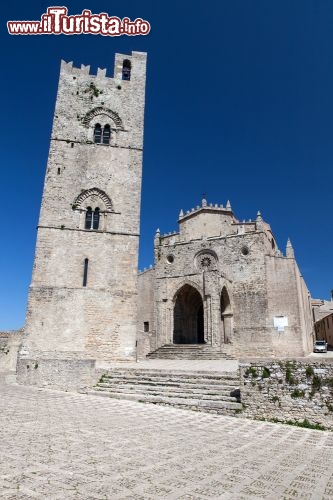 Immagine Chiesa Matrice (o Duomo dell'Assunta) di Erice, Trapani, Sicilia: la facciata in stile gotico trecentesco e il campanile. Fu proprio il campanile ad essere eretto per primo, nel XIV secolo, come torre d'avvistamento, ma presto fu trasformato in un campanile con bifore per volere di Federico d'Aragona e venne affiancato dalla chiesa - © Wiktor Bubniak / Shutterstock.com