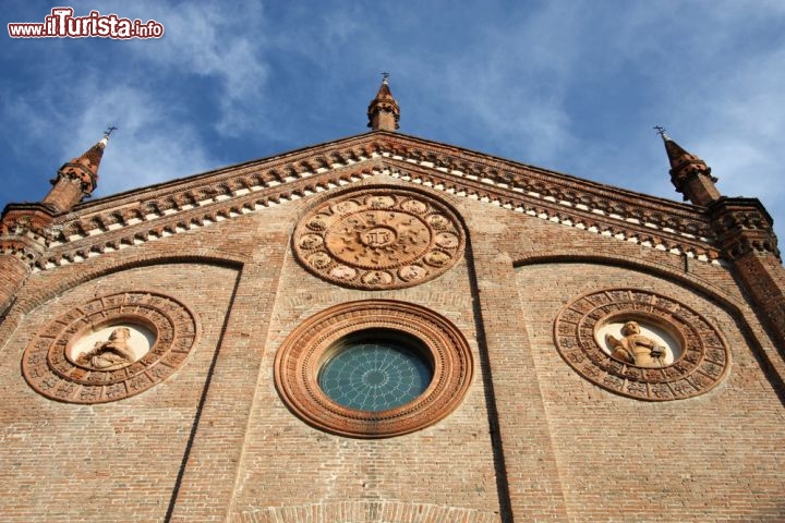 Immagine La Chiesa di Santo Stefano è tra le più antiche di Ferrara, costruita prima dell'anno Mille, e oggi si trova in Piazza Saint Etienne. La facciata esterna presenta linee gotiche e ha un rosone centrale del XV secolo, decorato da formelle che rappresentano i 12 Apostoli in bassorilievo - © Tupungato / Shutterstock.com