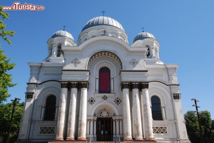 Immagine La facciata della Cattedrale dedicata all'Arcangelo Michele a Kaunas (Lituania) - © fotique / iStockphoto LP.