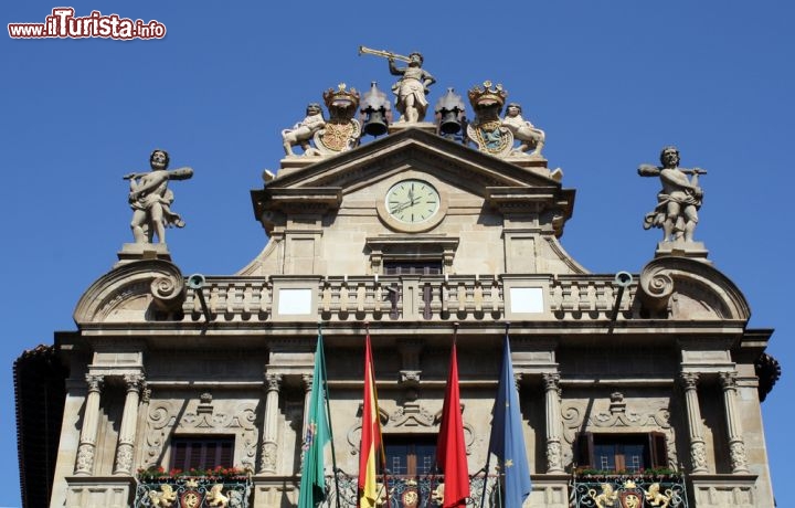 Immagine La facciata del Palazzo Municipale di Pamplona, in Piazza del Municipio. Fondato nel XV secolo in stile barocco ma danneggiato più volte nel corso dei secoli, ha comunque mantenuto la facciata originale  - © Revelados.Info / Shutterstock.com