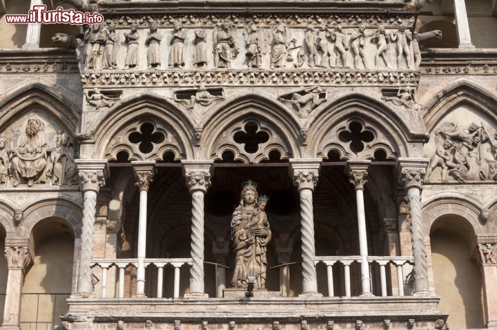 Immagine La facciata della Cattedrale di San Giorgio di Ferrara, fondata nel XII secolo, è un gioiello romanico nella parte inferiore, con elementi gotici nella parte alta. Vi si trova un bellissimo gruppo scultoreo di autore ignoto che rappresenta il Giudizio Universale. La loggia gotica della foto ospita una statua, originariamente dorata, della Vergine con Bambino di Michele da Firenze - © Claudio Giovanni Colombo / Shutterstock.com
