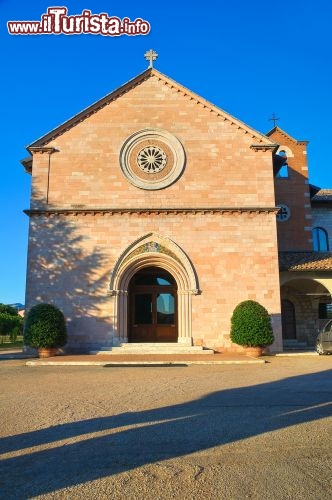 Immagine La facciata della Madonna delle Rose con il suo bel rosone che impreziosisce la linea sobria ed essenziale di questo edificio religioso di Assisi - © Mi.Ti. / Shutterstock.com