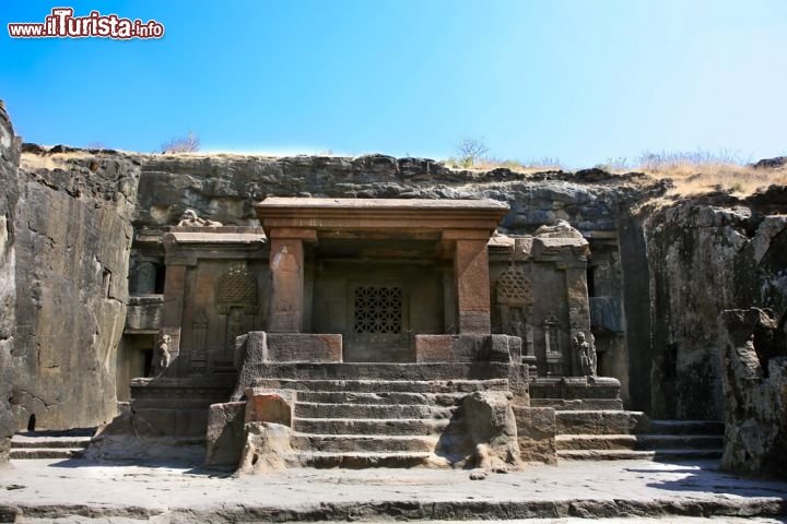 Immagine Facciata di Ellera rock, un tempio buddista scavato vicino a Aurangabad, non distante dalle Ajanta Caves in India - © Aleksandar Todorovic / Shutterstock.com