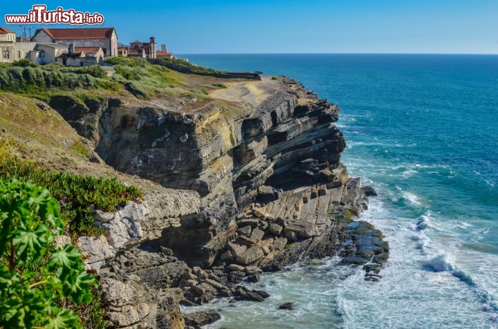 Immagine Una falesia sulla costa vicino a Azenhas do Mar, in Portogallo - © Chanclos / shutterstock.com