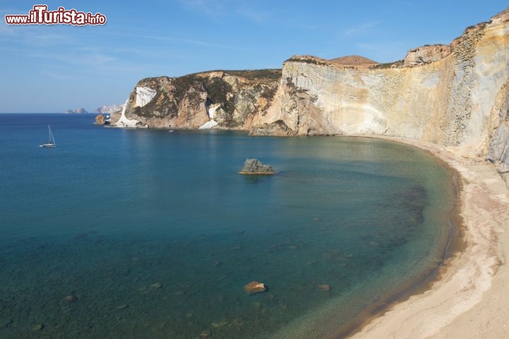 Immagine Falesia e spiaggia Isola di Ponza Lazio italia - © Galina Mikhalishina / Shutterstock.com