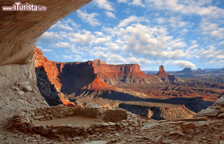 Immagine Il Parco Nazionale di Canyonlands, nello Utah (USA), è ricco di sculture naturali scavate nella roccia. C'è però anche qualche creazione umana, come il False Kiva, un anello di pietre di origini sconosciute situato sotto un'ampia caverna. Non si sa se si tratta di un vero "kiva", il locale a pianta circolare che veniva usato dalle antiche popolazioni locali per usi religiosi: ecco il perché dell'aggettivo "false" - © Darren J. Bradley / Shutterstock.com