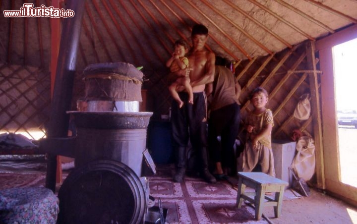 Immagine Famiglia mongola dentro una gher - Foto di Giulio Badini / I Viaggi di Maurizio Levi