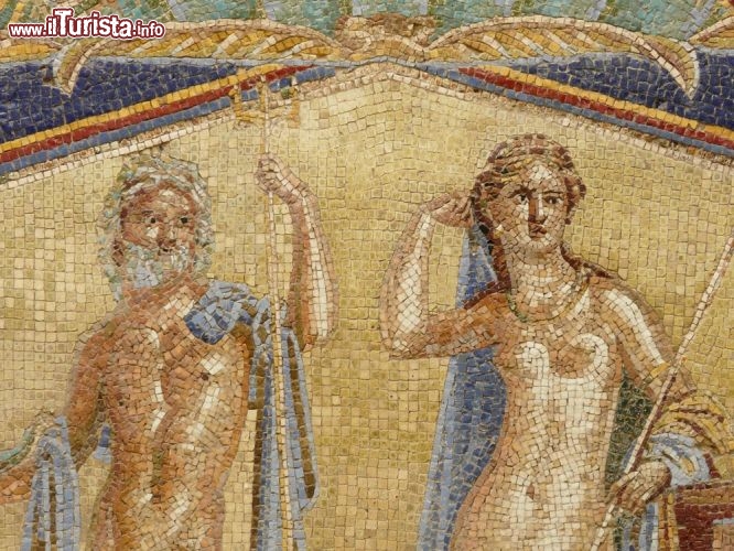 Immagine Il famoso mosaico di Nettuno ed Anfitrite a Ercolano, la città romana che nel 79 dopo Cristo venne distrutta dall'eruzione del Vesuvio, vicino a Napoli - © khd / Shutterstock.com
