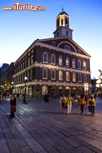 Immagine Faneuil Hall è un grande centro commerciale nel cuore di Boston, situato di fronte al porto, composto da tre edifici che ospitano oltre 70 prestigiosi negozi e punti di ristoro, tra profumi di cibi etnici, musica e artisti di strada - © Marcio Jose Bastos Silva / Shutterstock.com