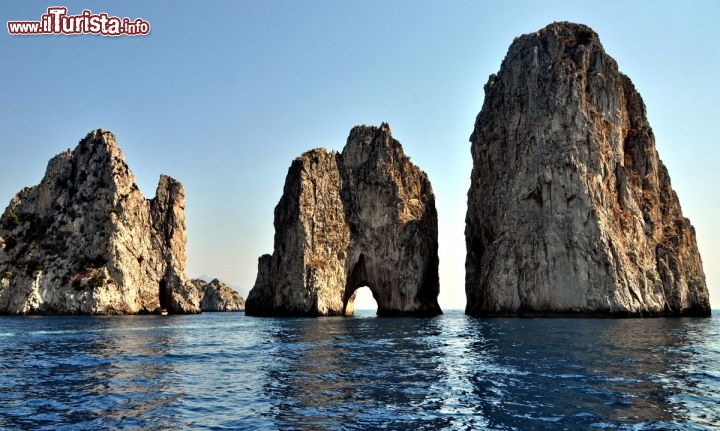 Immagine i Faraglioni di Capri visti dal lato ovest, durante il tour dell'isola in barca