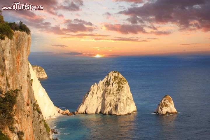 Immagine Faraglioni e scogli al tramonto a Zante (Zacinto) l'isola della Grecia - © Samot / Shutterstock.com