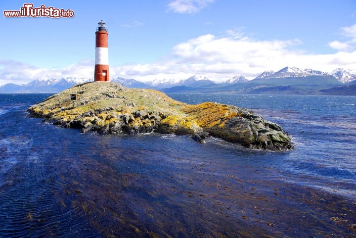 Immagine Faro sul Canale Beagle, che prese il nome dalla nave, il brigantino che fece compiere a Charles Darwing il giro del mondo. In lontananza la Terra del Fuoco dove si trova Ushuaia la città più meridionale dell'Argentina - © meunierd / Shutterstock.com