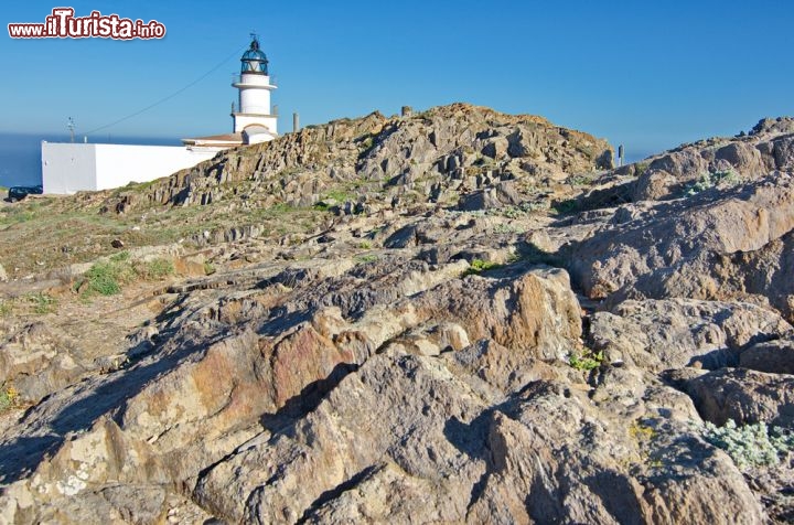 Immagine Faro di Cap de Creus, il promontorio a nord di Cadaques, il villaggio costiero della Catalogna in Spagna - © dnaveh / Shutterstock.com
