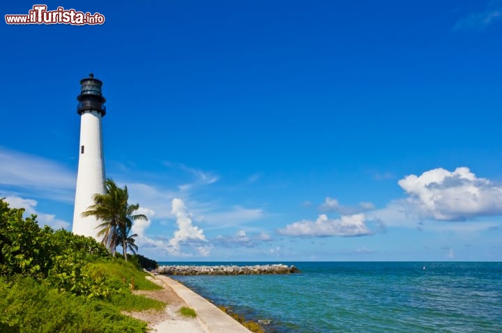 Immagine Faro di Cape Florida, Miami: il faro fu costruito inizialmente nel 1825 e successivamente ricostruito nel 1846 per segnalare la costa alle navi dell'Atlantico, è attualmente la più antica struttura nella contea di Miami-Dade - Foto © Anna Abramskaya / Shutterstock.com