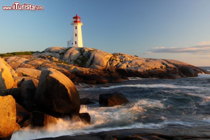 Immagine Un faro sulle scogliere di Peggy's Cove (Nuova Scozia, Canada) lungo la Lighthouse Route, la "Strada dei Fari" che da Yarmouth ad Halifax accompagna i turisti a conoscere una ventina di queste suggestive vedette del mare. Tra i borghi di pescatori più interessanti, oltre a Peggy's Cove, ci sono Lunenburg e Mahone Bay  - © gary yim / Shutterstock.com