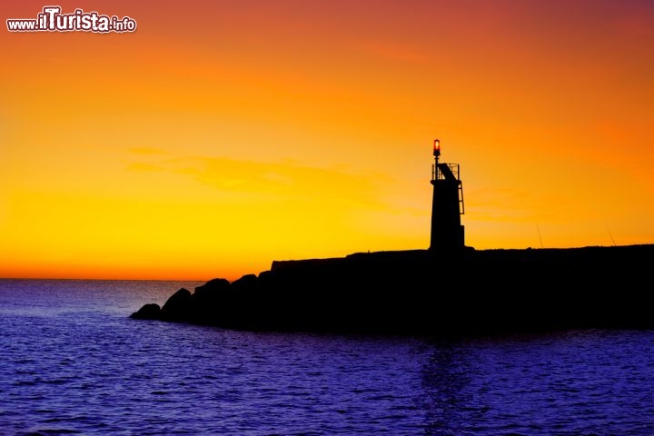 Immagine Faro di segnalazione a Denia in Costa Blanca (Spagna), fotografato all'alba - © holbox / Shutterstock.com