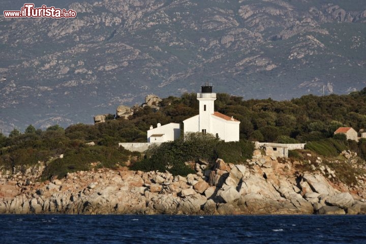 Immagine Faro lungo la costa rocciosa di Porto Vecchio, in Corsica  - © Angelo Giampiccolo / Shutterstock.com