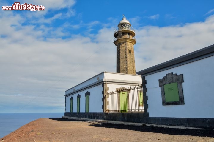 Immagine Il Faro de Orchilla, il faro costruito all'estremità occidentale dell'isola accanto al monumento dedicato al meridiano zero a El Hierro - © underworld / Shutterstock.com