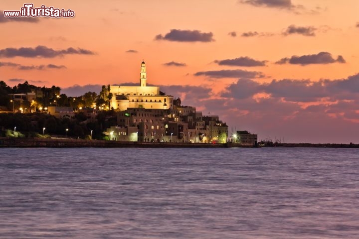 Immagine La Chiesa di San Pietro a Giaffa (vicino a Tel Aviv, Israele) è l'edificio più rappresentativo dell'antica città, nato come pensione per accogliere i pellegrini in viaggio verso Gerusalemme. Ancora oggi è un punto di riferimento per i fedeli di tutto il mondo, offre Messe in tante lingue diverse e come un faro domina la piazza e illumina la costa di Giaffa - © Anton Kudelin / Shutterstock.com