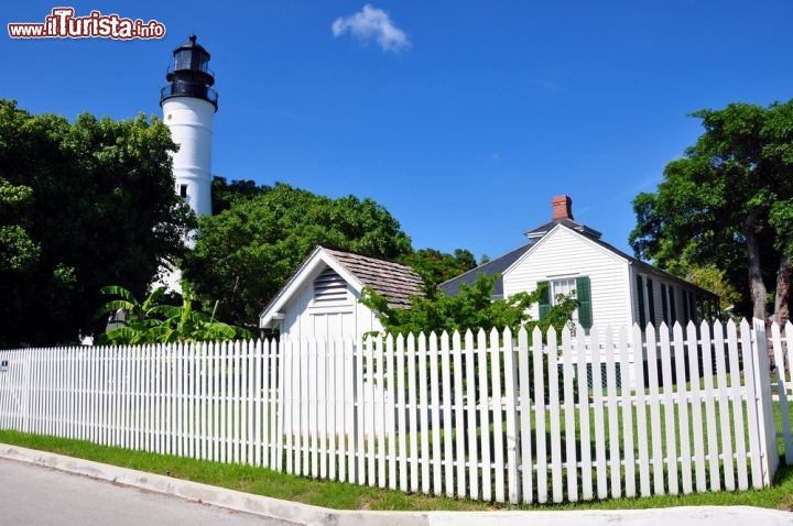 Immagine Faro di Key West, Florida - Chi si reca in quest'isola americana delle Florida Keys non può perdersi la visita al faro della città, considerata una delle attrazioni più importanti per i turisti. In Whitehead Street si trova infatti il Key West Ligthouse costruito nel 1847 in sostituzione di quello precedente distrutto da un uragano. Considerato il 15° faro più antico di tutti gli Stati Uniti, questo faro funzionò ad olio sino al 1927 quando venne elettrificato. Chi lo desidera può risalire la torre per godere di una suggestiva vista panoramica su tutta la città e l'isola; si può inoltre visitare la casa dove un tempo abitava l'addetto al faro trasformata poi in museo © Chuck Wagner / Shutterstock.com