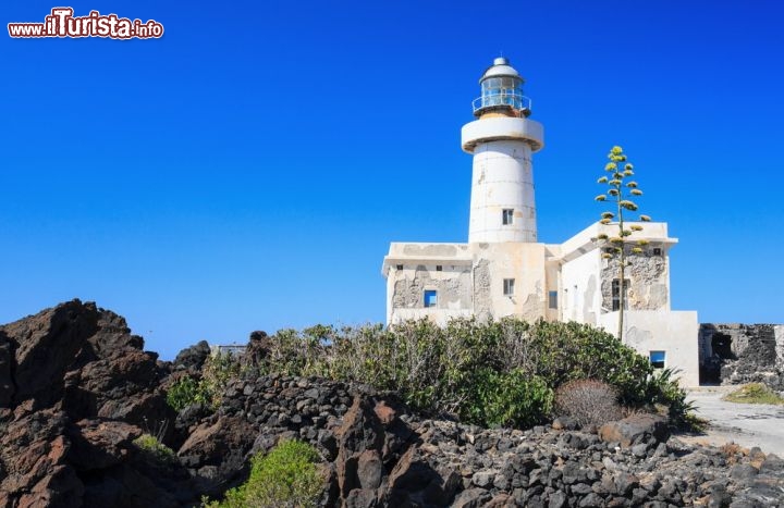 Immagine Faro di Pantelleria a Scauri: l'isola è uno dei riferimenti geografici, del Canale di Sicilia, e si trova più vicina alle coste dell'Africa che a quelle della Sicilia - © bepsy / shutterstock.com