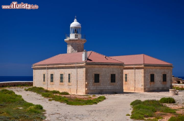 Immagine Il Faro di Punta Nati veglia sulla costa nord di Cittadella di Minorca, nelle Isole Baleari, Spagna. Fu costruito e inaugurato nel 1912, dopo l'ennesimo naufragio causato dalle correnti oceaniche e i forti venti costieri di questa zona, per evitare ulteriori incidenti - © Pawel Kazmierczak / Shutterstock.com