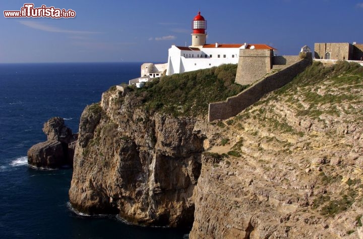 Immagine Il faro della "fine del mondo" a Sagres, più esattamente sulla punta di Capo San Vincenzo, in Portogallo - © John Copland / Shutterstock.com