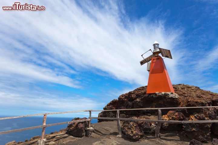 Immagine Il faro sull'isola Bartolomé, una delle 13 dell'arcipelago delle Galapagos. Il suo nome deriva dal luogotenente della marina inlgese, David Bartholomew. Ha una superficie di 1,2 km2 ed è famosa soprattutto per un pinnacolo di roccia oltre che per insolite formazioni di lava lasciate inalterate dalle ultime eruzioni. Qui si possono osservare leoni marini e i rari pinguini delle Galapagos - © sunsinger / Shutterstock.com