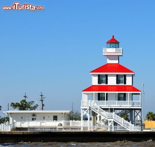 Immagine Il faro sul lago Pontchartrain, New Orleans - Nel territorio sud est della Louisiana si trova il lago di acqua salmastra Pontchartrain che con la sua superficie di poco più di 1800 km quadrati è il secondo specchio d'acqua salato più grande degli Stati Uniti dopo il Grande Lago Salato. Sulla sponda sud si trova la città di New Orleans. In questa fotografia, un faro dal caratteristico tetto color rosso si affaccia sulle acque poco profonde del lago chiamato così nel 1699 in onore del conte di Pontchartrain, tale Louis Phélypeaux ministro della Marina durante il regno di Luigi XVI°  - © Chuck Wagner / Shutterstock.com