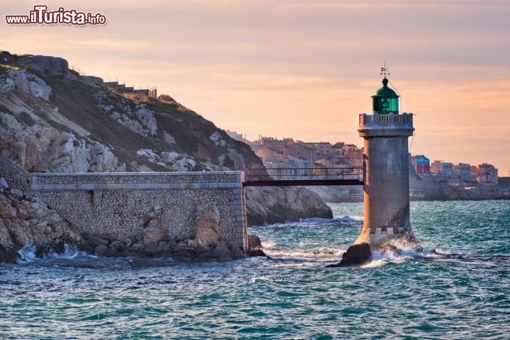 Immagine Faro nel porto di Marsiglia, il più importante del sud della Francia - © Boris Stroujko / Shutterstock.com