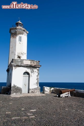 Immagine Il faro del porto di Praia: siamo a Sao Tiago (Santiago) nell'arcipelago di Capo Verde (Africa) - © Alexander Manykin / Shutterstock.com