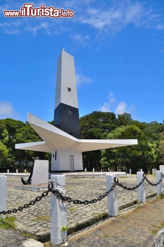 Immagine Faro sulla costa di Joao Pessoa Brasile. Qui ai trova il punto più orientale delle coste della nazione Carioca - © casadaphoto / Shutterstock.com