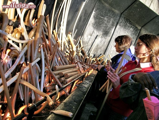 Immagine Candele votive sul sagrato della Basilica di Nostra Signora del Rosario, Santuario di Fatima, Portogallo