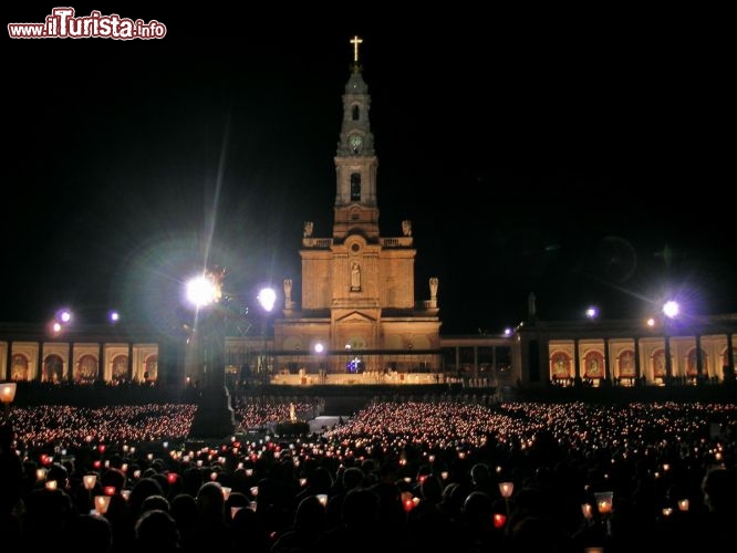 Immagine Fatima, Portogallo: veglia di preghiera sul sagrato del Santuario: i fedeli tengono in mano i caratteristici flambeau costituiti da una candela protetta dal vento da della carta velina colorata